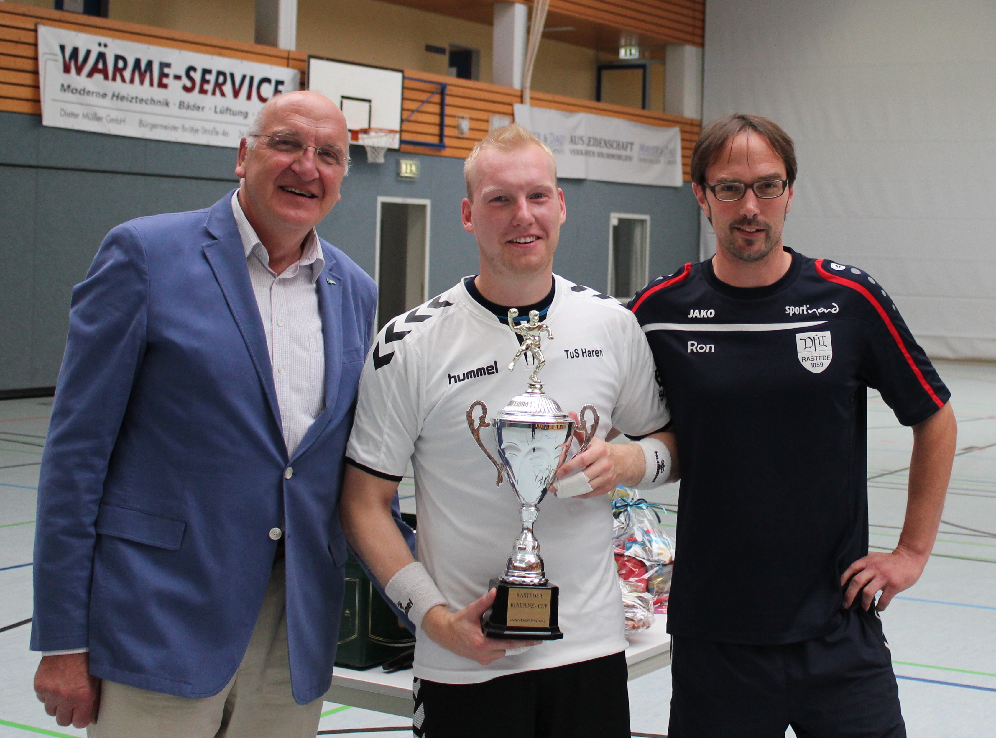 Stellvertretender Bürgermeister Gerd Langhorst, Stefan Sträche vom Turniersieger TuS Haren und Ronald Zange vom Handball-Förderverein